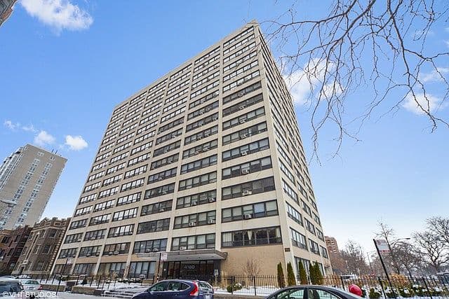Lakefront high-rise puts Chicago living in view.